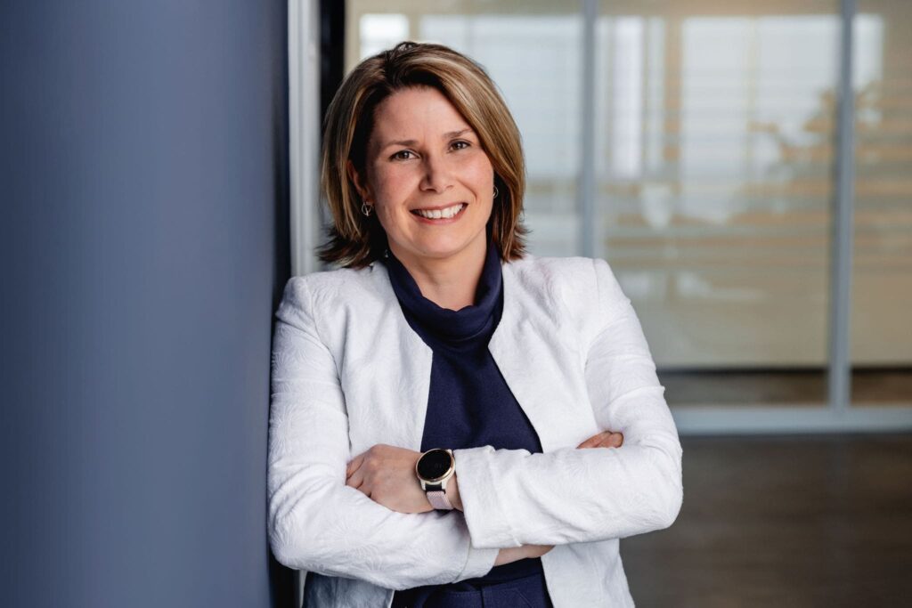 Portrait Lydia Sickert, angelehnt an einer blauen Wand